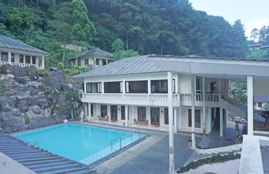 Oyo 92966 Villa Bukit Awan-1